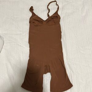“Skims Sculpting Bodysuit Brown – Size M (Fits Like S)”